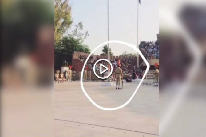 Viral Video : रिट्रीट सेरिमनीदरम्यान पाकिस्तानचा जवान पडल्याने पिकला एकच हशा