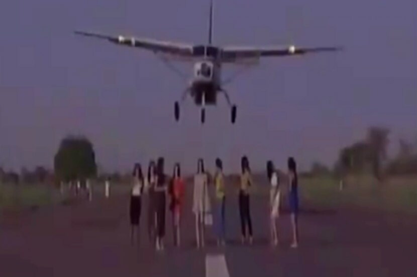 विमानतळावर डोक्यावरुन विमान जात असताना सेलिब्रेशन मूडमध्ये असलेल्या मॉडेल्स
