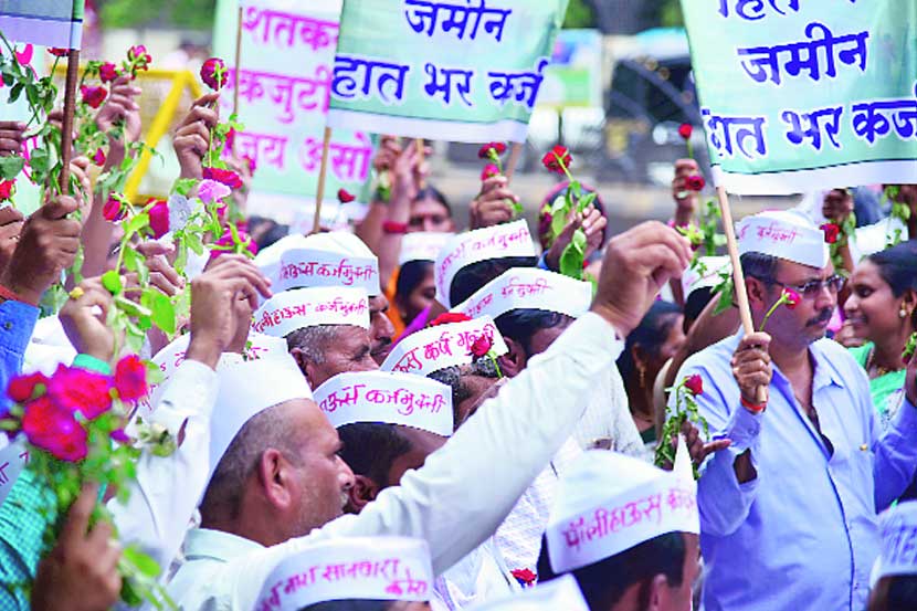 नाशिक जिल्हाधिकारी कार्यालयाबाहेर निदर्शने करताना पॉलीहाऊस व शेडनेटधारक शेतकरी.