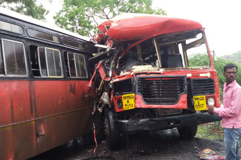 नंदुरबारमधील ठाणेपाडा येथे मंगळवारी दुपारी नाशिकहून नंदुरबारकडे जाणाऱ्या बसने विरुद्ध दिशेने येणाऱ्या एसटी बसला धडक दिली. 