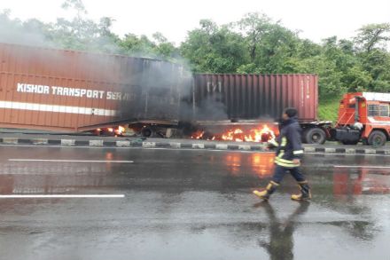 Container accident, mumbai ahmedabad highway, one died,marathi news