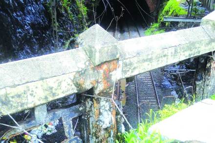 रेल्वे बोगद्यालगत असलेल्या पुलावरील कुंपण पडण्याच्या बेतात असून पावसाच्या माऱ्याने ते अधिक कमकुवत होत आहे. 
