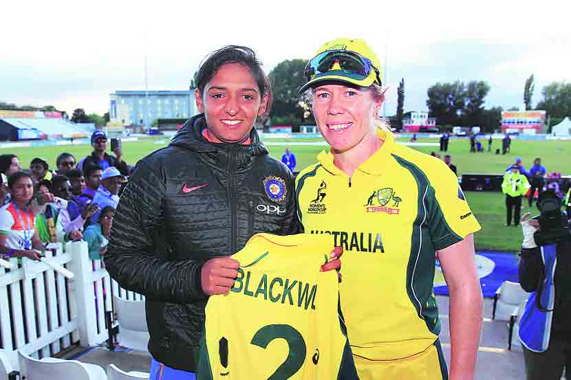भारताची हरमनप्रीत कौर आणि ऑस्ट्रेलियाची अॅ लेक्स ब्लॅकवेल