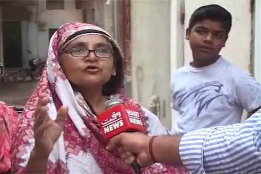 Yeh bik gayi hai gormint, pakistani aunty,