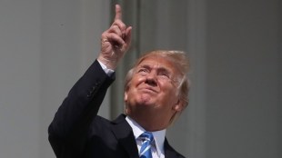 Donald Trump , Donald Trump mocked for looking directly at sun during solar eclipse , funniest memes and tweets , सुर्यग्रहण, Loksatta, Loksatta news, Marathi, Marathi news