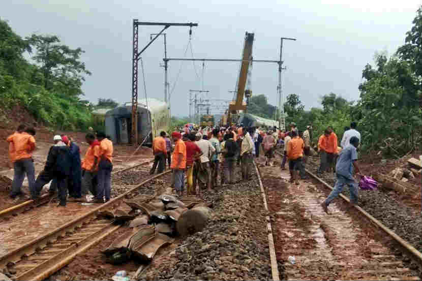 Loksatta, Loksatta news, loksatta newspaper, marathi news, marathi, Marathi news paper, Marathi news online, Marathi, Samachar, Marathi latest news, mumbai, mumbai lateste news, mumbai local train updates, local trains, mumbai local, Nagpur Mumbai Duronto Express, derails, central railway, kasara, titwala, suspended