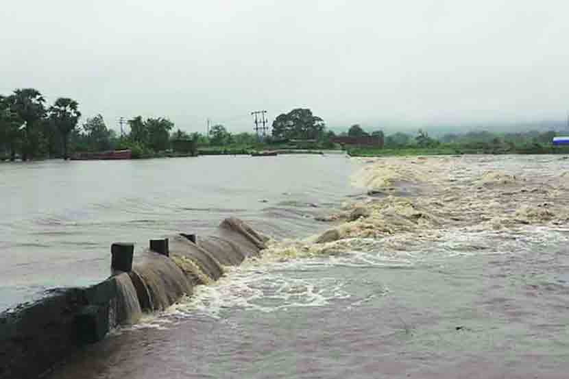  मेढे गावातील पांढरतारा पूल पाण्याखाली गेल्याने १२ गावांचा संपर्क तुटला आहे. 