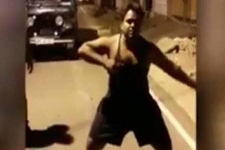 पोलिसांना डान्स करुन दाखविणारा चोर (सौजन्य यूट्युब)