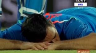 India vs Sri Lanka , MS Dhoni takes a power nap , crowd hurl bottles , watch video , Team India, Sports, Cricket, Loksatta, Loksatta news, Marathi, Marathi news