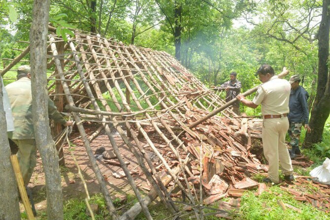 शेतातील एक झोपडीही जेसीबीच्या सहाय्याने जमीनदोस्त करण्यात आली.