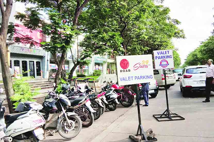 रस्त्याच्या दुतर्फा पार्किंग आणि त्यात व्ॉलेट पार्किंगची भर यामुळे सतरा प्लाझाच्या रस्त्यावर कोंडी होत आहे. (छायाचित्र : नरेंद्र वास्कर)