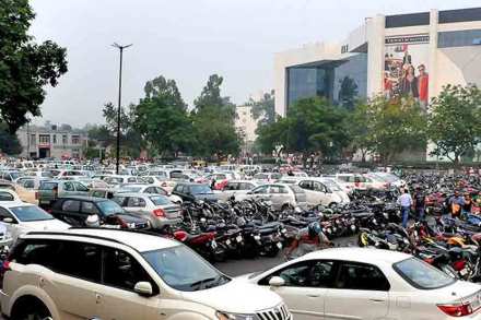 मुंबईतील मराठा मोर्चासाठी राज्यभरातून येणाऱ्या वाहनांच्या पार्किंगची मोठी भिस्त नवी मुंबईवर आहे.