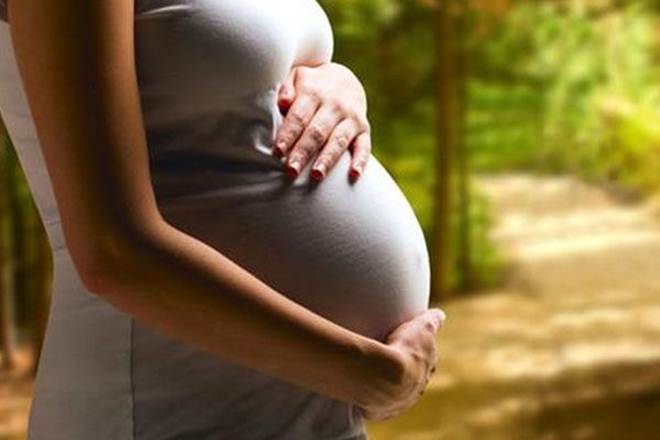 Pregnant woman , Pregnant woman in Madhya Pradesh walks 20 km , 20 km delivers on road baby dies , Loksatta, Loksatta news, Marathi, Marathi news