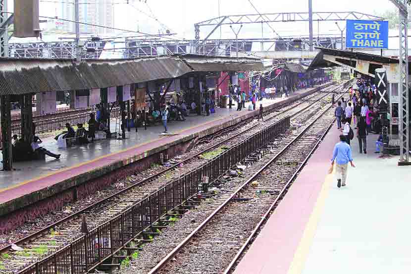  चार वाजल्यापासून ते रात्री ११ वाजेपर्यंत सदैव गजबजलेल्या ठाणेपलीकडच्या स्थानकांमध्ये प्रवाशांची तुरळक गर्दी होती. 