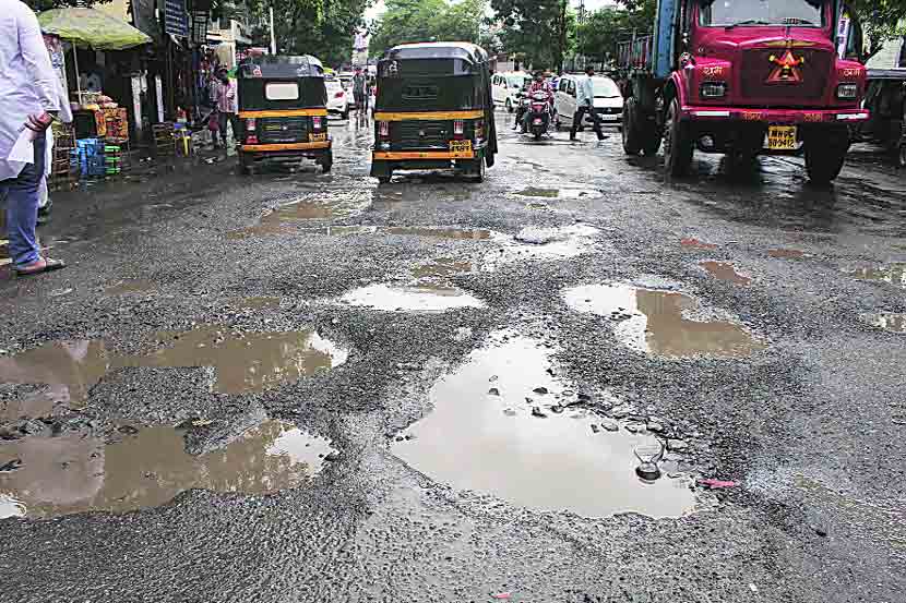 मुसळधार पावसामुळे शहरातील वेगवेगळ्या भागांतील रस्त्यांवर खड्डे पडले आहेत. 