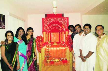 लॉस एंजेलिस गणेशोत्सवात रमलेली तरुणाई  