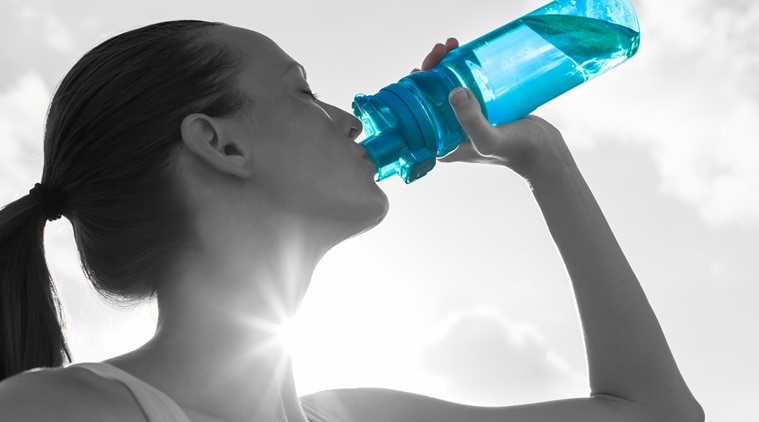 प्लॅस्टीकच्या बाटलीतून पाणी पिताना महिला - प्रातिनिधिक छायाचित्र