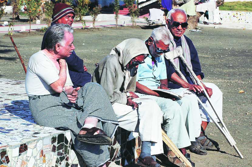 अश्रूंच्या नात्याचं करुणोपनिषद