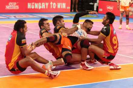 पुण्याच्या उमेश म्हात्रेची पकड करताना बंगळुरु बुल्सचे खेळाडू