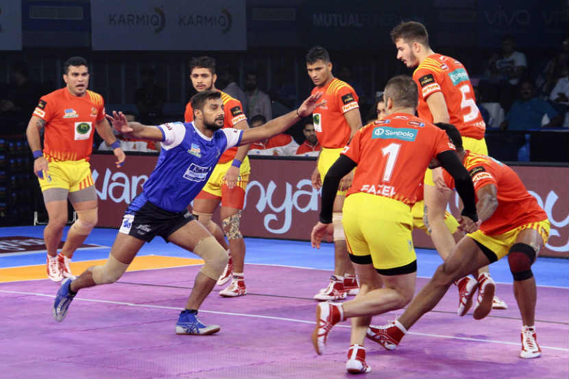 हरियाणाच्या सुरजीत सिंहची पकड करण्याचा प्रयत्न करताना गुजरातचे खेळाडू
