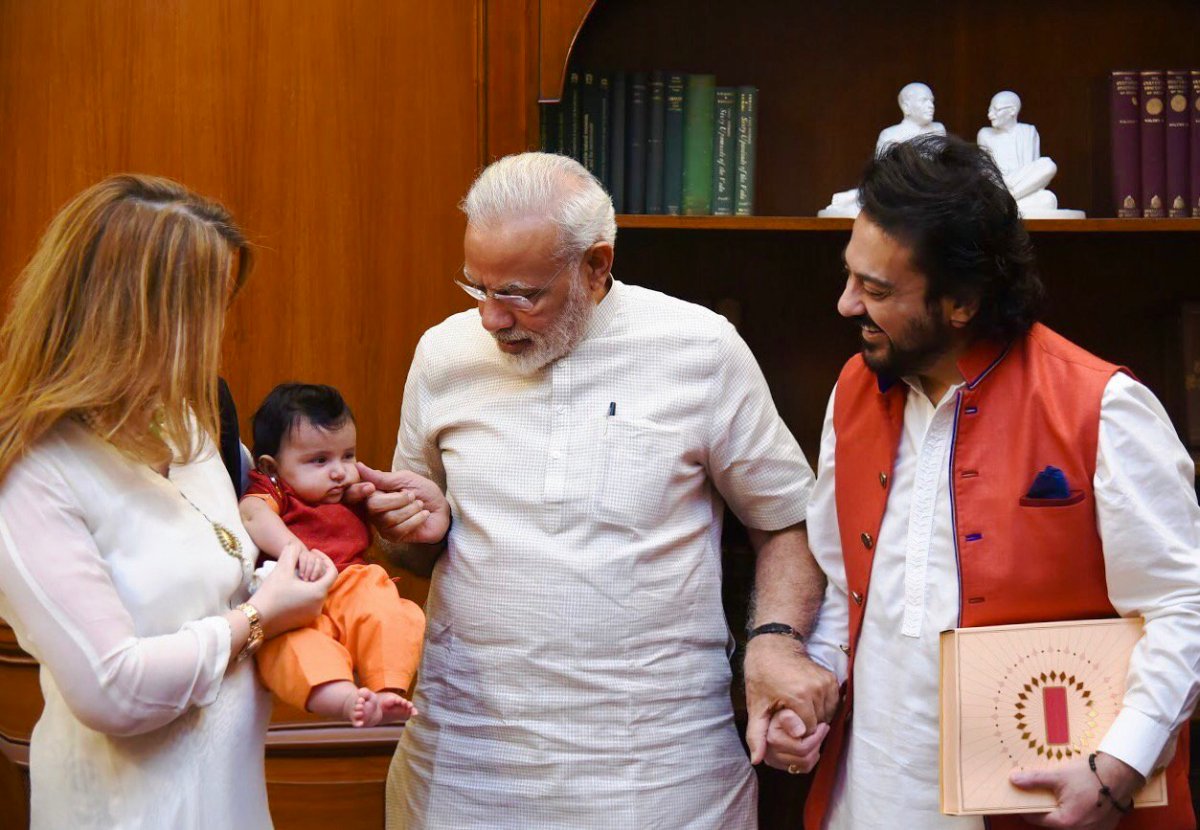 पंतप्रधान नरेंद्र मोदी, अदनान सामी, त्याची पत्नी रोया आणि मुलगी मदिना