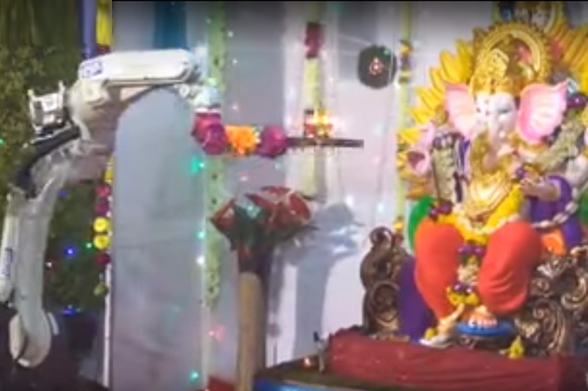 Ganesh Utsav Celebration 2017: रोबोट करतोय गणपती बाप्पाची पूजा