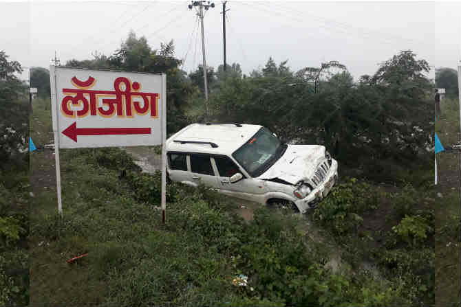 vehicle crash , major accident, road accident, vehicle crash four people going for morning walk , aurangabad , Maharashtra, Loksatta, Loksatta news, Marathi, Marathi news