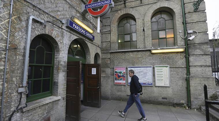 लंडनच्या पार्सन्स मेट्रो रेल्वे स्थानकांत शुक्रवारी सकाळी बॉम्बस्फोट झाला होता. शनिवारी हे स्थानक पुन्हा सुरू करण्यात आले. मेट्रो स्थानकात जात असताना एक युवक. (AP Photo/Tim Ireland)