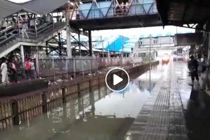 social media, viral video, Heavy rain in Mumbai , water ride experience to commuters , western railway, local train, Mumbai, Loksatta, Loksatta news, Mumbai news