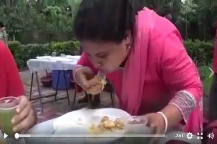 पाणीपुरी खाताना महिला
