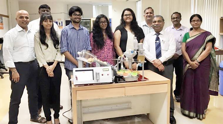 मणिपाल तंत्रज्ञान विद्यापीठाच्या विद्यार्थ्यांनी पाणीपुरी डिस्पेन्सर मशिन तयार केलंय.
