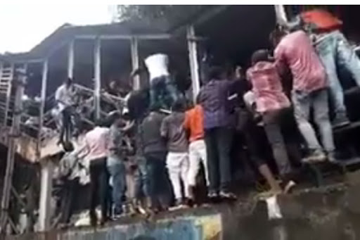 Elphinstone Station Stampede: परळ-एल्फिन्स्टन रेल्वे पुलावर चेंगराचेंगरी; २२ प्रवाशांचा मृत्यू