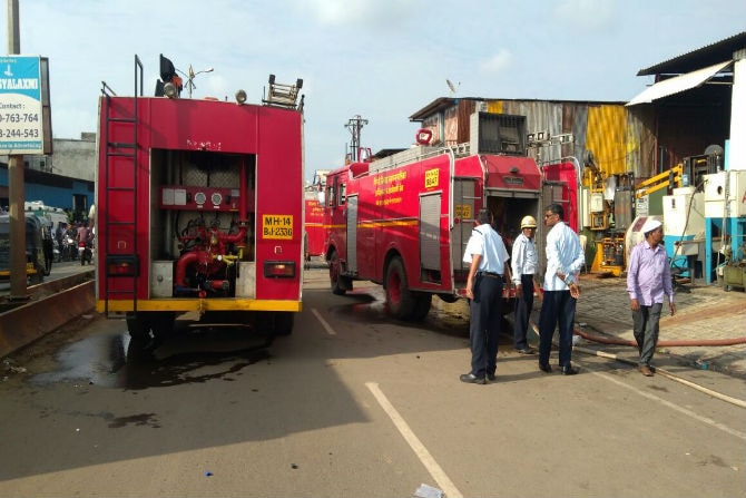 पिंपरी-चिंचवडमधील कुदळवाडीत गोदामाला लागलेल्या आगीची झळ परिसरातील चार गोदामे आणि इतर दहा दुकानांना बसली आहे.