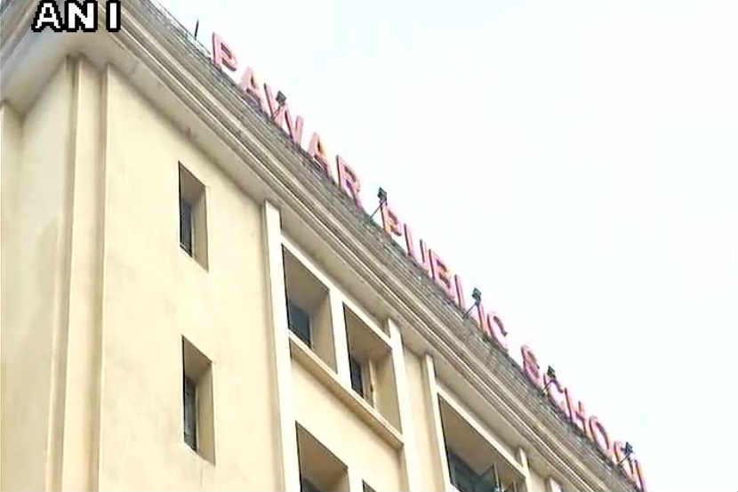 साकीनाका येथेल पवार पब्लिक स्कूलमध्ये पहिलीत स्वरांग दळवी शिकत होता.