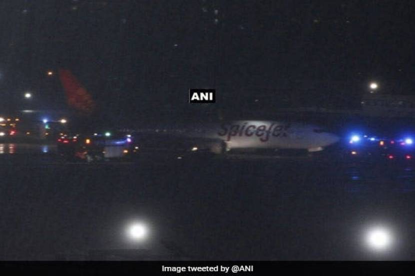 Mumbai airport , SpiceJet plane , Mumbai rain , plane overshoots runway at Mumbai airport gets stuck in soft mud , Loksatta, loksatta news, Marathi, marathi news