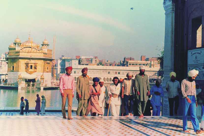 सुवर्णमंदिरात बाबा आणि विलास
