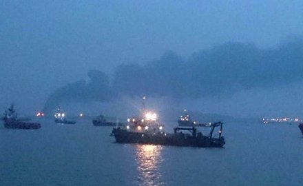 Fire breaks out at oil depot , Mumbai, mishap, accident, Butcher Island , Loksatta, Loksatta news, Marathi, Marathi news