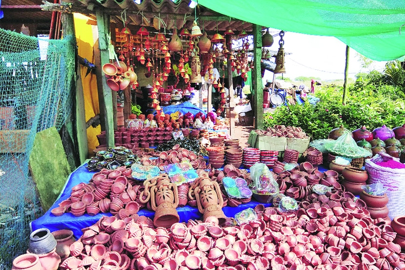 पणत्यांबरोबरच मातीच्या कंदिलांचीही विक्री