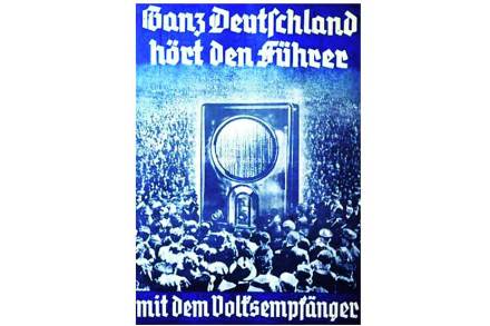 १९३० मधील पोस्टर. त्यावरील मजकूर- लोकनभोवाणीवरून सर्व जर्मनी फ्यूहररना ऐकते.