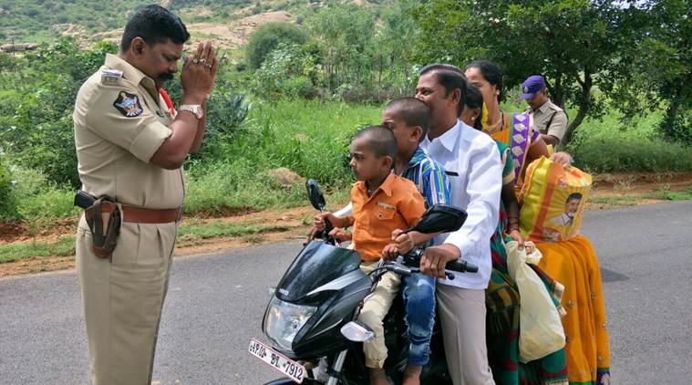 आंध्रप्रदेश पोलिसांचा फोटो व्हायरल होत आहे

