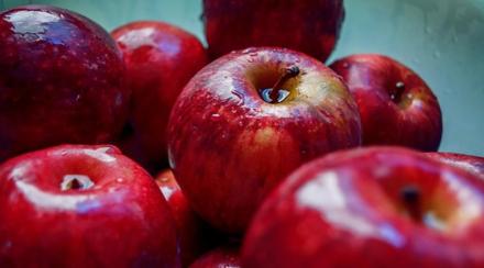 सफरचंद सालांसकट खाण्याचे ‘हे’ आहेत फायदे…