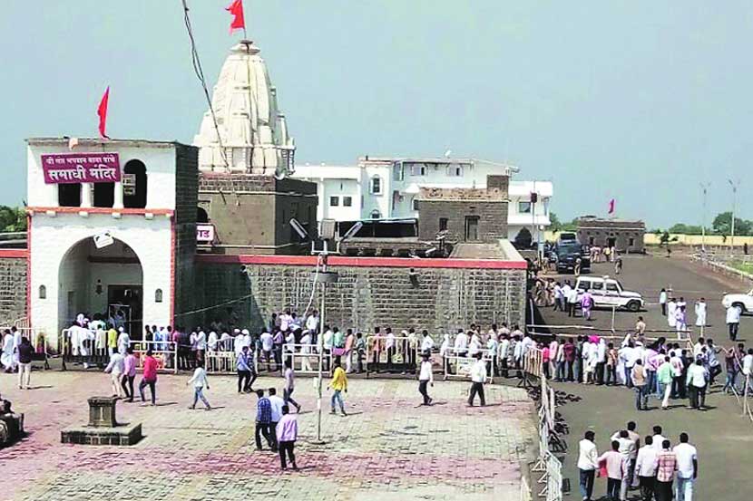 भगवानगडाचे महंत व ग्रामविकास मंत्री यांच्यातील वादाच्या पाश्र्वभुमिवर यंदा प्रथमच मेळाव्याविना पार पडलेल्या दसरा उत्सवा दरम्यान अपेक्षित गर्दी दिसली नाही.