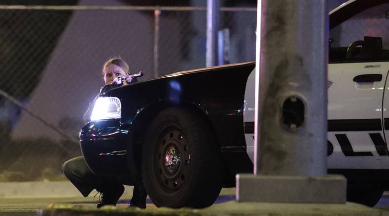 अमेरिकेतील लास व्हेगास येथे एका कॅसिनोत झालेल्या अंदाधुंद गोळीबारात अनेक लोक जखमी झाले आहेत. (AP Photo/John Locher)