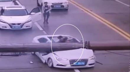 Viral Video : आलिशान कारचा मिनिटांत चुराडा पण चालक मात्र थोडक्यात वाचला