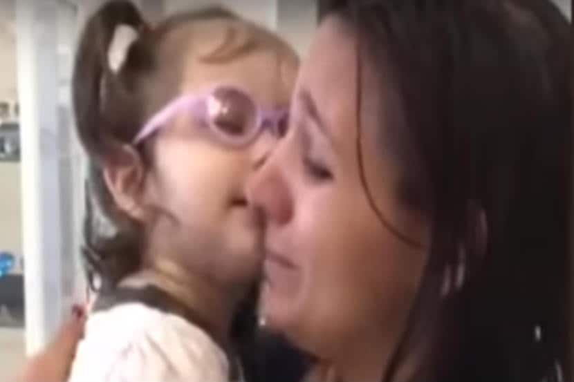 Video : दोन वर्षांच्या मुलीने पहिल्यांदा आईला बघितले; आईची प्रतिक्रिया बघून व्हाल भावूक