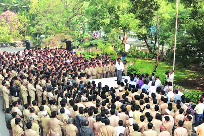 वीजबिलांची वसुली आणि थकबाकीदारांचा वीजपुरवठा तोडण्यासाठी महावितरणकडून मंगळवारी शून्य थकबाकी मोहीम सुरू करण्यात आली. प्रादेशिक संचालक संजय ताकसांडे यांनी मोहिमेबाबत कर्मचारी, अधिकाऱ्यांना मार्गदर्शन केले.