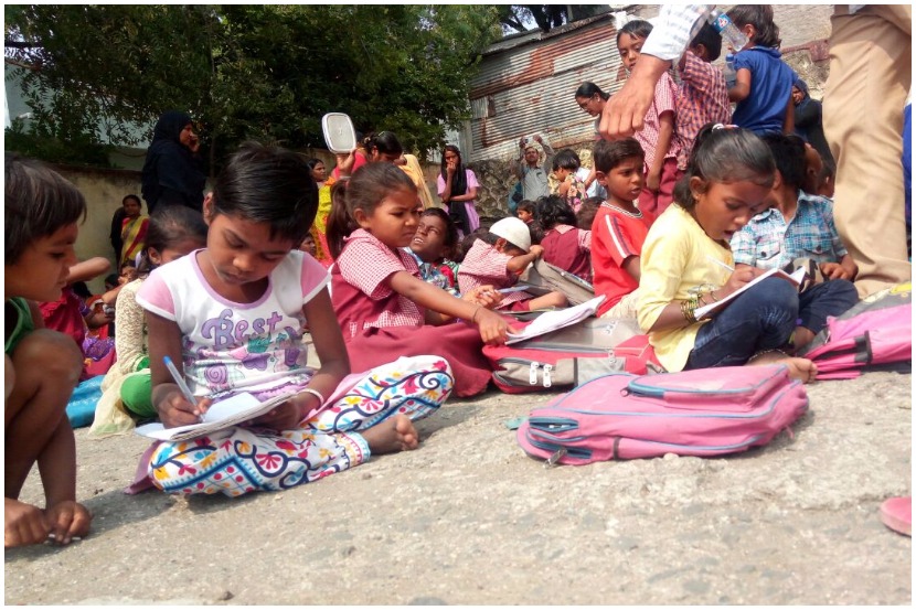 औरंगाबाद शहरातील शताब्दीनगर येथील मुलं आठ ते दहा वर्षांपासून समाज मंदिराच्या खोलीत शिकत होते. 