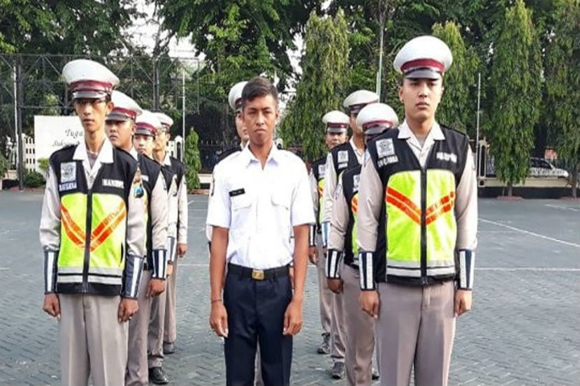 इंडोनेशियामध्ये पोलिसांना 'पोलीशी' असं म्हणतात. 
