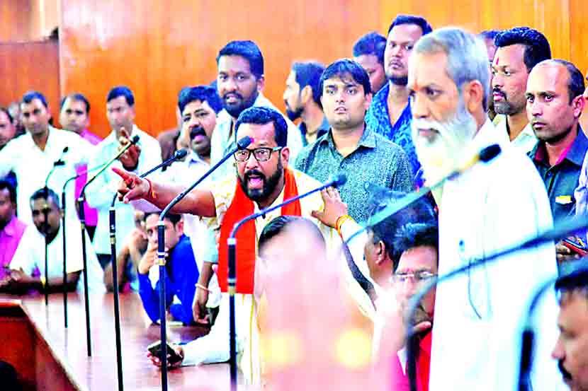 नाशिक महापालिकेतील बैठकीत आपले म्हणणे मांडताना हिंदुत्ववादी संघटनांनी आक्रमक भूमिका घेतली. 