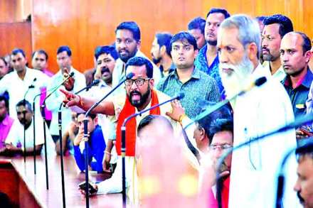नाशिक महापालिकेतील बैठकीत आपले म्हणणे मांडताना हिंदुत्ववादी संघटनांनी आक्रमक भूमिका घेतली. 